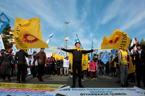 KESK'in Diyarbakır mitingine aralarında HDP, CHP, EMEP, ESP temsilcileri ile Mardin, Siirt, Bingöl, Elazığ, Tunceli, Şırnak, Hakkari gibi çevre illerden gelen 5 bine yakın kişi katıldı. - Sputnik Türkiye