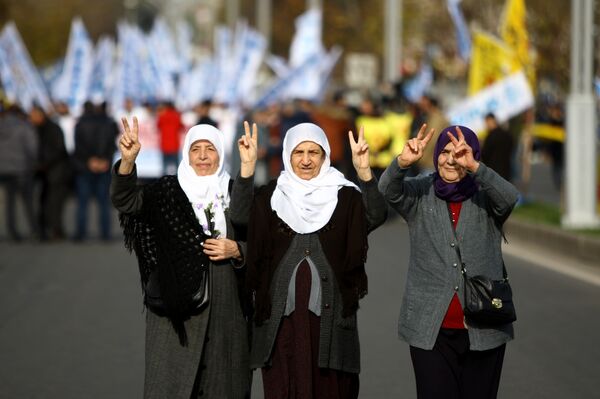 Diyarbakırlı anneler, demokrasi ve barış da talep edilen mitinge destek vermeye geldi. - Sputnik Türkiye