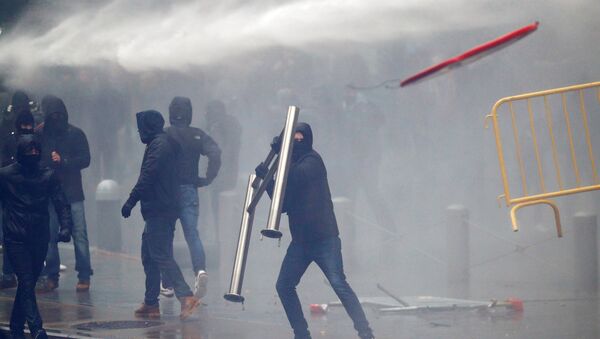 Brüksel'de AB kurumları önünde göçmen karşıtları ile güvenlik güçleri arasındaki çatışmalarda barikatlar havada uçuştu. - Sputnik Türkiye