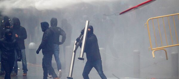 Brüksel'de AB kurumları önünde göçmen karşıtları ile güvenlik güçleri arasındaki çatışmalarda barikatlar havada uçuştu. - Sputnik Türkiye