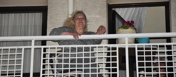 AK Parti'nin seçim aracına saksı attı AK Parti'nin seçim aracına saksı attı - Sputnik Türkiye