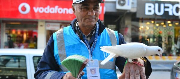 Tezgahına güvercin bağlayan milli piyango satıcısı Halit Akdeniz - Sputnik Türkiye