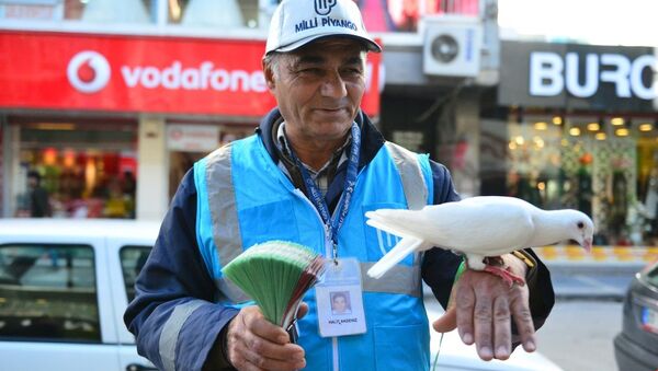 Tezgahına güvercin bağlayan milli piyango satıcısı Halit Akdeniz - Sputnik Türkiye