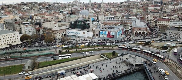 Milli Piyango'nun yılbaşı çekilişine günler kala, Eminönü'ndeki ünlü bilet gişesinin önündeki kuyruklar - Sputnik Türkiye
