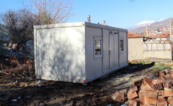 Afyonkarahisar'ın Dinar ilçesinde yaşadığı barakada geçen ay çıkan yangında yaşamını yitiren Hanife Kaçar için istenen konteyner - Sputnik Türkiye