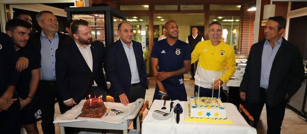 Fenerbahçe'de Yanal ve Ayew'in doğum günü kutlandı - Sputnik Türkiye