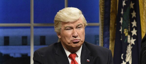 Saturday Night Live (SNL) şovunda Donald Trump'ı canlandıran Alec Baldwin - Sputnik Türkiye