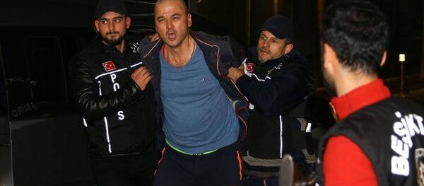 Tv8’de yayınlanan MasterChef yarışmasıyla ünlenen Murat Özdemir, kuşuna işkence yaptığı görüntüleri sosyal medyada paylaşmasının ardından gözaltına alındı. - Sputnik Türkiye