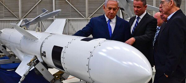 Benyamin Netanyahu, IAI yöneticileri Harel Locker,Nimrod Sheffer, Boaz Levy ile birlikte tesisi gezerken füzelere özel ilgi gösterdi. - Sputnik Türkiye