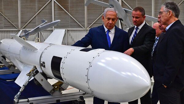 Benyamin Netanyahu, IAI yöneticileri Harel Locker,Nimrod Sheffer, Boaz Levy ile birlikte tesisi gezerken füzelere özel ilgi gösterdi. - Sputnik Türkiye