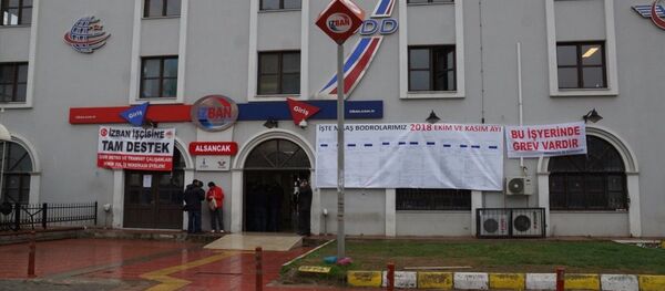 İZBAN çalışanları kamuoyunda yüksek maaş aldıklarına ilişkin iddiaların ortaya atılmasının ardından bordrolarını Alsancak İstasyonu'na astı. - Sputnik Türkiye