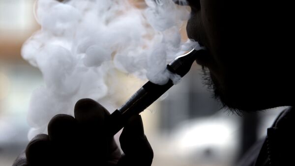 FILE - In this April 23, 2014 file photo, a man smokes an electronic cigarette in Chicago. - Sputnik Türkiye