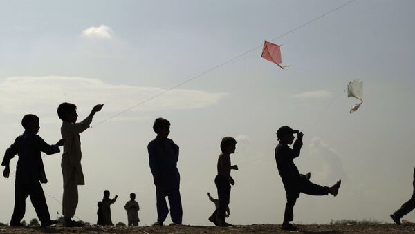 Pakistan'da uçurtma uçuran çocuklar - Sputnik Türkiye