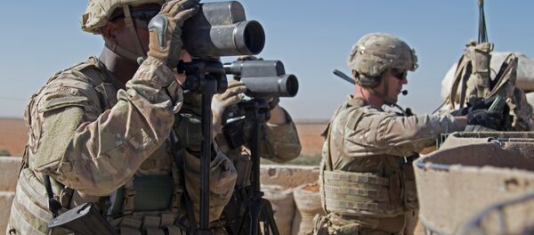 Menbiç'teki ortak devriye görevinde etrafı kolaçan eden Amerikan askerleri  - Sputnik Türkiye