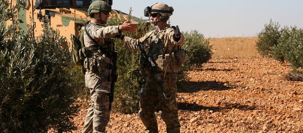 Menbiç'teki ortak devriye görevinde ABD ile Türkiye askerleri konuşurken - Sputnik Türkiye