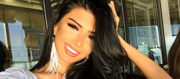 5 yıldır Türkiye’de yaşayan ve Barbie bebeğe benzemek için defalarca estetik yaptıran Azeri model Sima Şerafettinova’nın yeni ameliyat sonrası Instagram sayfasında paylaştığı görüntüler, sosyal medya kullanıcılarını şaşırttı. - Sputnik Türkiye