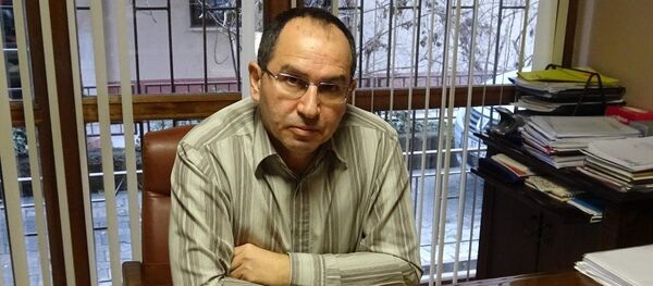 Ankara'da 9 kişinin yaşamını yitirdiği, 92 kişinin yaralandığı yüksek hızlı tren kazasında, birinci vagondan hafif yaralı olarak kurtulan 48 yaşındaki avukat Gökhan Candoğan - Sputnik Türkiye