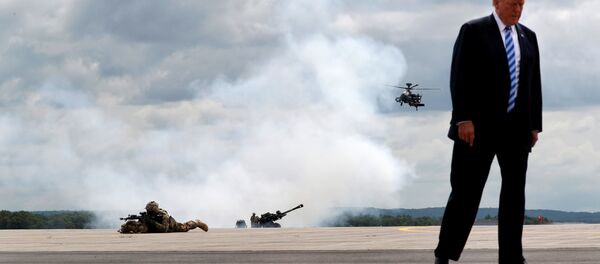 Donald Trump, Ağustos 2018'de New York'taki Fort Drum Üssü'nde askeri tatbikat izlerken - Sputnik Türkiye