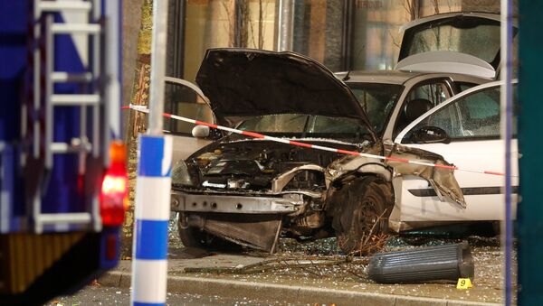Almanya'da bir otomobil otobüs durağına daldı: 1 kişi hayatını kaybederken, 8 kişi de yaralandı - Sputnik Türkiye