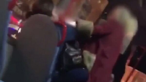 Adana'da kadınlar, yolcu otobüsünde kavga etti: 'İçip içip de burada nara atma, akıllı ol' - Sputnik Türkiye