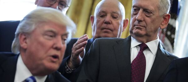 ABD Başkanı Donald Trump ve Savunma Bakanı James Mattis - Sputnik Türkiye