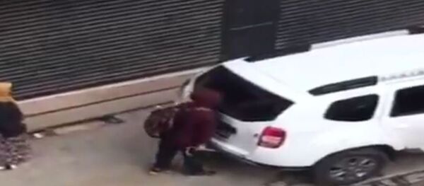 Ordu'nun Fatsa ilçesinde görme engelli bir çocuğun, görme engelliler için yapılan yola park edilen bir araca başını çarptığı ana ait görüntü - Sputnik Türkiye