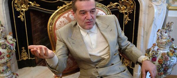 FC Steaua Bükreş'in ırkçı-cinsiyetçi açıklamalarıyla meşhur Başkanı Gigi Becali - Sputnik Türkiye