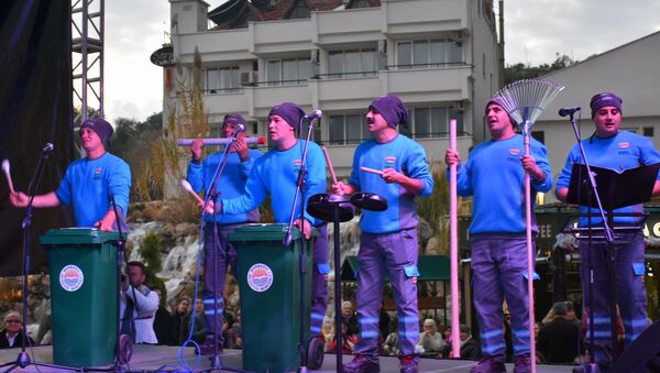 Atık materyallerden yaptıkları müzik aletleriyle konser verdiler - Sputnik Türkiye