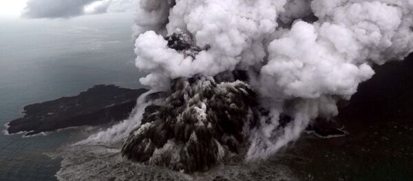 Endonezya'da tsunamiye sebep olan Anak Krakatau Yanardağı - Sputnik Türkiye