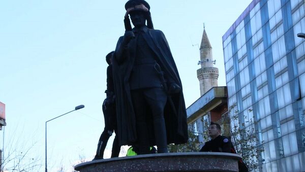 Ahmet Bal ikinci kez Atatürk heykeline çıktı - Sputnik Türkiye