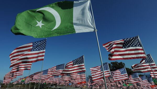 The flag of Pakistan and American flags (File) - Sputnik Türkiye