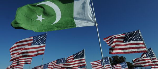 The flag of Pakistan and American flags (File) - Sputnik Türkiye