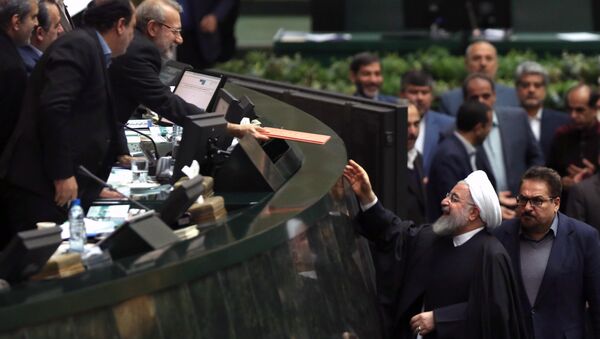 İran Cumhurbaşkanı Hasan Ruhani'nin Meclis Başkanı Ali Laricani'ye teslim ettiği 2019 bütçesi, mecliste enine boyuna tartışılacak, milletvekillerinin çeşitli değişiklik önergelerine maruz kalacak. - Sputnik Türkiye