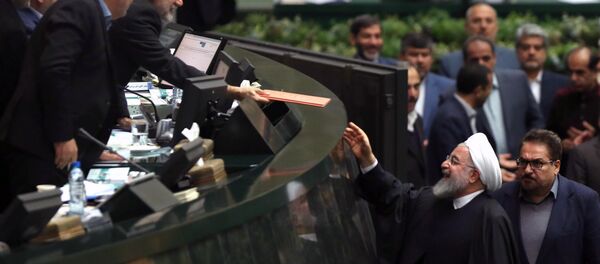 İran Cumhurbaşkanı Hasan Ruhani'nin Meclis Başkanı Ali Laricani'ye teslim ettiği 2019 bütçesi, mecliste enine boyuna tartışılacak, milletvekillerinin çeşitli değişiklik önergelerine maruz kalacak. - Sputnik Türkiye