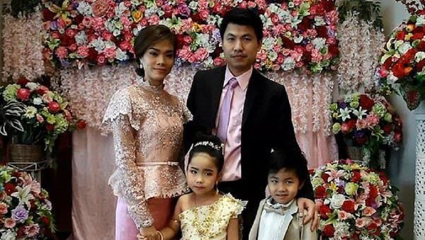 Taylandlı bir aile, önceki hayatlarında sevgili olduklarına inandığı ikiz çocuklarını evlendirdi - Sputnik Türkiye