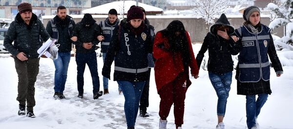 Kadın- Erkek- Gözaltı - Sputnik Türkiye