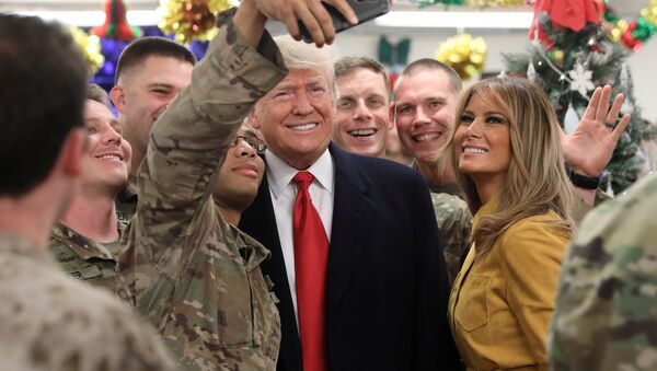 ABD Başkanı Donald Trump ve eşi Melania, Irak'a sürpriz bir ziyarette bulunarak Amerikan askerleri ile buluştu - Sputnik Türkiye