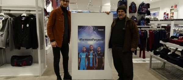 Yusuf Yazıcı, posteri ile konuşan taraftarla bir araya geldi - Sputnik Türkiye