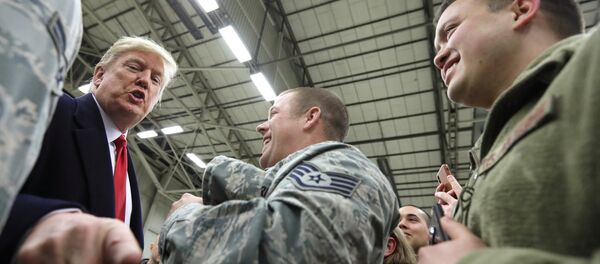 ABD Başkanı'nın Noel'de yurtdışındaki askerleri ziyaret etmesi geleneğini yerine getiren Donald Trump, Almanya'daki Ramstein Hava Üssü'nde - Sputnik Türkiye