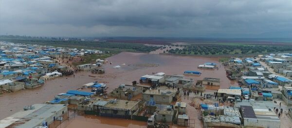 Suriye'nin Türkiye sınırındaki sığınmacı kamplarını vuran sel, 25 bin sivilin çadırsız kalmasına neden oldu. - Sputnik Türkiye