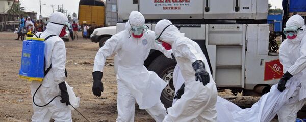 Health workers carry the body of a man suspected of dying from the Ebola virus and left in the street - Sputnik Türkiye