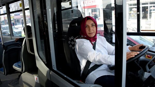 'Git, evinde bulaşık yıka' diyenlere inat otobüs şoförü oldu - Sputnik Türkiye