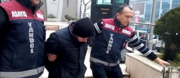 Geliştirdiği bir aparat ile camilerdeki yardım kutularının içerisindeki paraları çalan şüpheli A. K. - Sputnik Türkiye