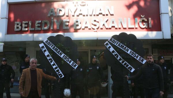 Parasını alamayan futbolcular kulübü terk etti, taraftar valiliğe siyah çelenk bıraktı - Sputnik Türkiye