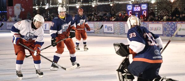 Kızıl Meydan'da hokey oynayan Putin, goller de attı. - Sputnik Türkiye