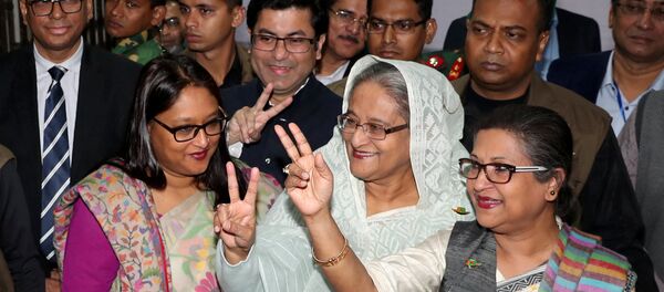 Bangladeş Başbakanı Şeyh Hasina, 30 Aralık 2018 seçimlerinde oy kullandıktan sonra taraftarlarıyla birlikte poz verdi. - Sputnik Türkiye