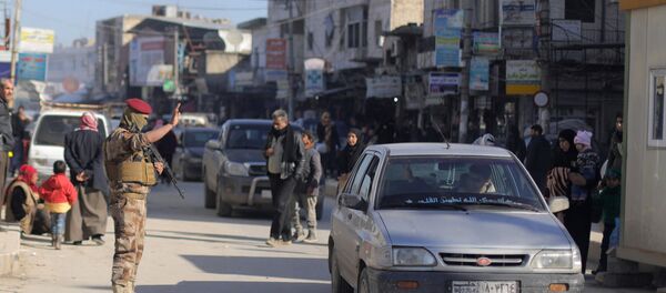 Menbiç'in merkezinde DSG'ye bağlı Menbiç Askeri Meclisi üyeleri, devriye ve denetimlerini sürdürüyor. - Sputnik Türkiye