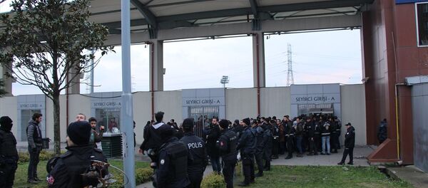 Bayrampaşa Stadı'na giden Yıldırım Bosnaspor-Küçükköyspor taraftarları arasında kavga çıktı. - Sputnik Türkiye