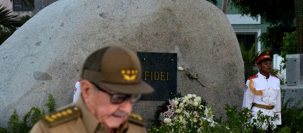 Raul Castro, 60. yıldönümünde devrimin beşiği Santiago'da Santa Ifigenia Mezarlığı'ndaki Fidel Castro'nun anıt mezarı önünde - Sputnik Türkiye