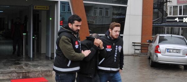 büfeden 12 şişe rakı ve 5 şişe votka çaldığı iddia edilen 44 yaşındaki Ş.D., gözaltına alındı büfeden 12 şişe rakı ve 5 şişe votka çaldığı iddia edilen 44 yaşındaki Ş.D., gözaltına alındı - Sputnik Türkiye